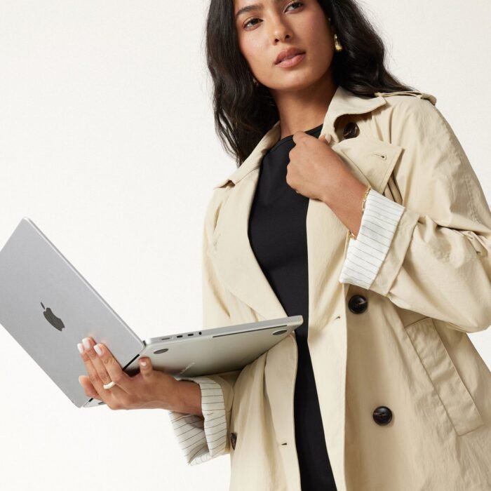 Verstaubare wasserabweisende Trenchjacke mit Spitzrevers und Taschen