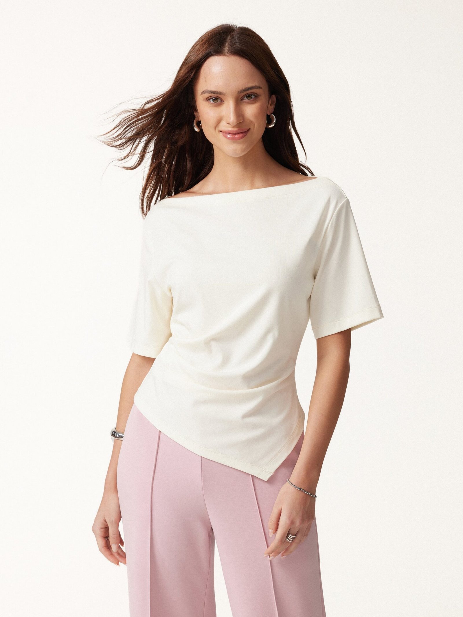 Asymmetrisches Baumwollmix-Top mit U-Boot-Ausschnitt, Halbarm und Faltendetail