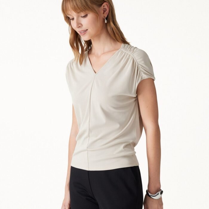 Locker geschnittenes Sandwashed-Modal-Top mit V-Ausschnitt und gerafften Schultern
